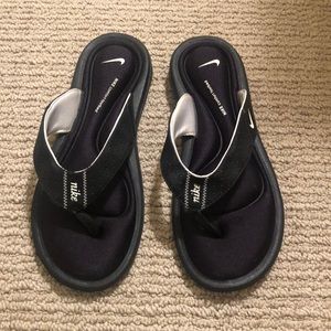 Women's Nike gel bottom flip flops size 8